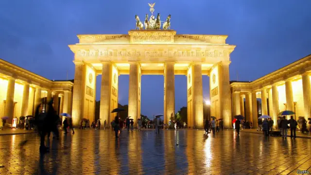 El regalo del presidente de Alemania no fue de tamaño real, pero no se quedó corto.