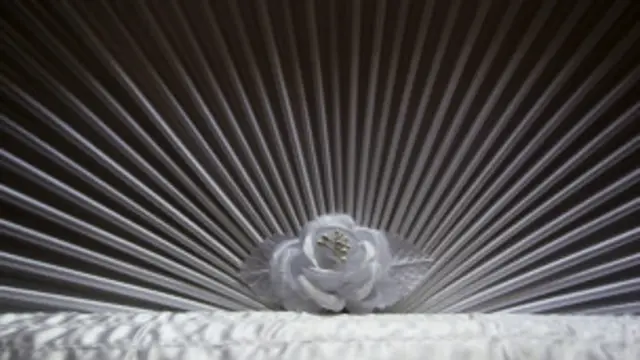 La tela y el diseño de tapizado influyen mucho en el precio final.