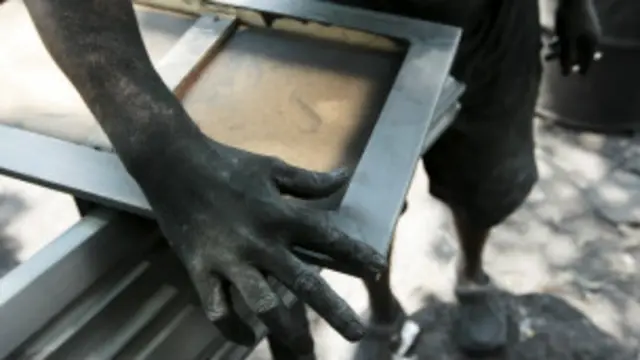 La construcción y tapizado de los ataúdes es realizada de forma artesanal. 