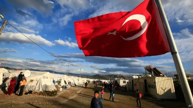 Kunjungan ini dilakukan di tengah pertanyaan atas legalitas pakta Uni Eropa-Turki, yang akan mendeportasi para migran kembali ke Turki apabila tidak memenuhi syarat untuk meminta suaka ke Yunani.