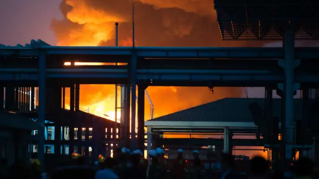 22日晚江苏靖江化工仓库爆炸现场。