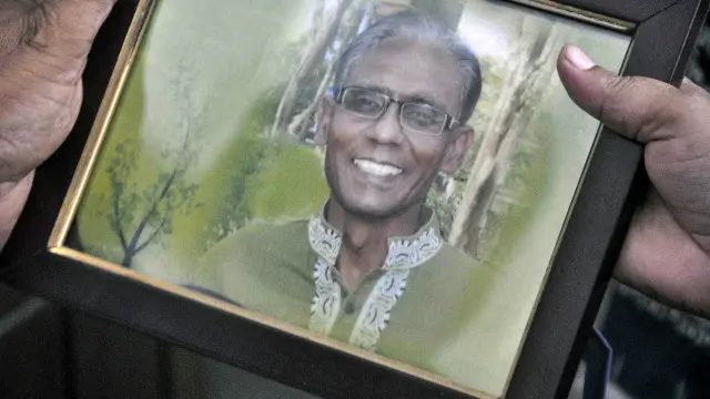 AFM Rezaul Karim Siddique, yang berusia 58 tahun, adalah profesor Bahasa Inggris di Universitas Rajshahi di wilayah barat negara itu.