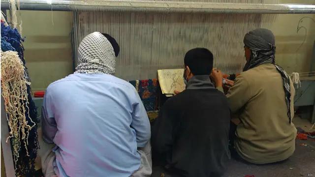 د کابل په څرخي پله زندان کې ځینې بندیان په لاسي او حرفوي کارونو بوخت دي، چې له یوې خوا یې زندان کې وخت ښه تېرېږي او بل پلو د راتلونکې لپاره د یوه مسلک څښتنان کېږي.