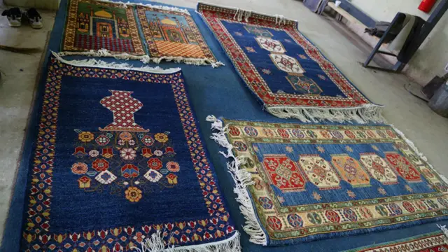 غالۍ اوبدونکي، په یوې لویې خونې کې د غالۍ اوبدولو شږو کارګاوو باندې یو ځای کار کوي.