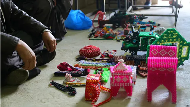 یو شمیر بندیان بیا د خپل وخت تېرولو لپاره دننه په بلاکونو کې له مریو د امنیتي ځواکونو وسلې او نور ښکلي څیزونه جوړوي.