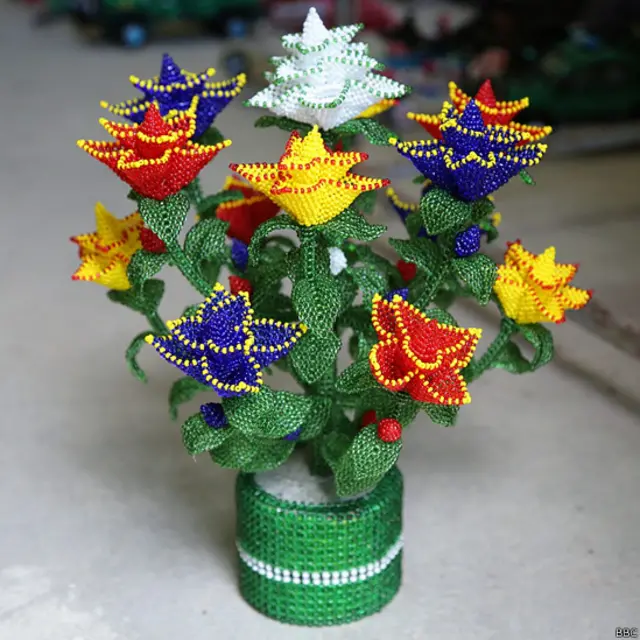 ۴۰ کلن بندي په څوکې کیناست راته یې ویل شل کاله بند ورته ورکړل شوی اوس مهال یې نهه کاله تیر شوي له مریو امنیتي وسلې او د ښځو د سینګار څیزونه جوړوي له همدې لارې هره میاشت لس زره افغانۍ کور ته لېږي. 