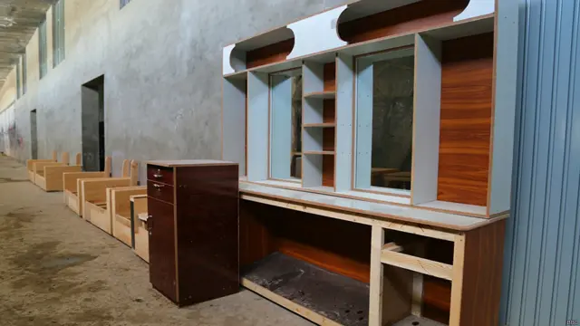 یوه بله ډله زندانیان له کلکو امنیتي تدابیرو سره د ترکاڼۍ کار ځای ته راځي او ترکاڼي کوي.