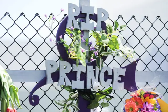 Крест на мемориале в память Принса