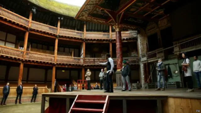 امریکی صدر براک اوباما نے سنیچر کو شیکسپیئر گوبل تھیئٹر کا دورہ کیا۔ انھوں نے ولیم شیکسپیئر کی 400 ویں برسی کے موقعے پر منعقد کیے جانے والے شیکسپیئر کے ڈرامے ہیملٹ میں فنکاروں کو پرفارم کرتے ہوئے دیکھا۔ 