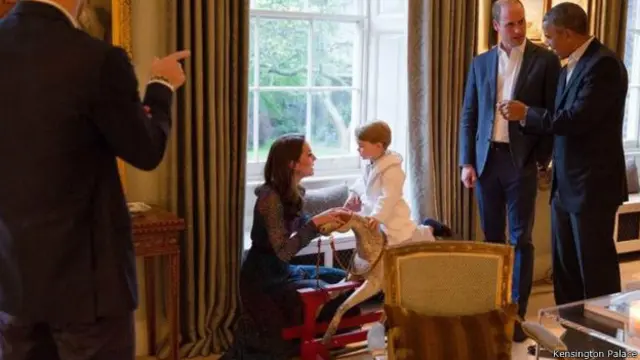  امریکی صدر براک اوباما سے ملاقات کے بعد شہزادے جارج نے گھوڑے کی شکل والے کھلونے کے ساتھ کچھ وقت گذارا۔ کینسنگٹن پیلس کے مطابق شہزادے جارج نے امریکی صدر کی جانب سے ان کی پیدائش کے موقع پر انھیں گھوڑے کی شکل والا کھلونا دینے پر براک اوباما کا شکریہ ادا کیا۔