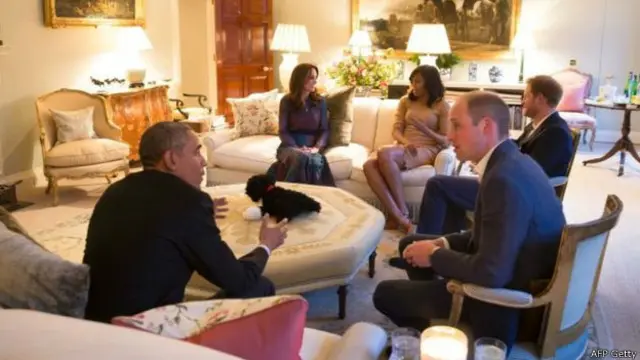 براک اور مشعل اوباما نے کینسنگٹن پیلس میں ڈنر کرنا تھا تاہم اس سے پہلے انھیں شہزادی کیٹ مڈلٹن اور شہزادے ولیم کے ساتھ کچھ دیر بات چیت کرنے کا موقع مل گیا۔ اس کے بعد وہ استقبالیہ کمرے میں ڈنر کرنے چلے گئے۔