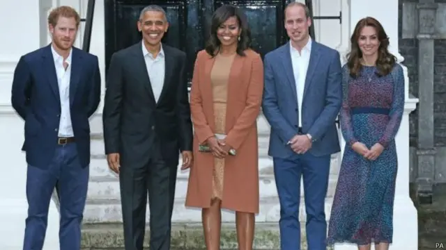دوسری دن کی شاہی تصویر میں براک اور مشعل اوباما کو شہزادے ہیری، شہزادی کیٹ مڈلٹن اور شہزادے ولیم کے ساتھ دیکھا جا سکتا ہے۔