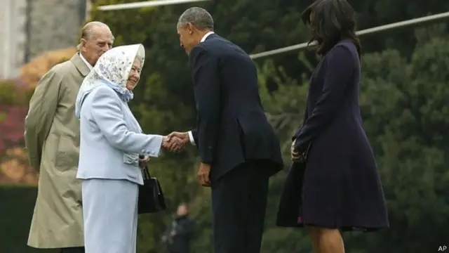 اس سے پہلے براک اور مشعل اوباما جمعے کو ہیلی کاپٹر کے ذریعے ونزر کاسل پہنچے جہاں برطانوی ملکہ الزبتھ اور ڈیوک آف ایڈنبرا نے ان کا استقبال کیا۔