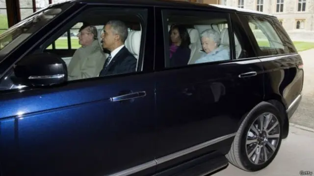94 سالہ پرنس فلپ اور ملکہ الزبتھ، براک اور مشعل اوباما کے ہمراہ گاڑی میں پرائیوٹ لنچ کے لیے جا رہے ہیں۔