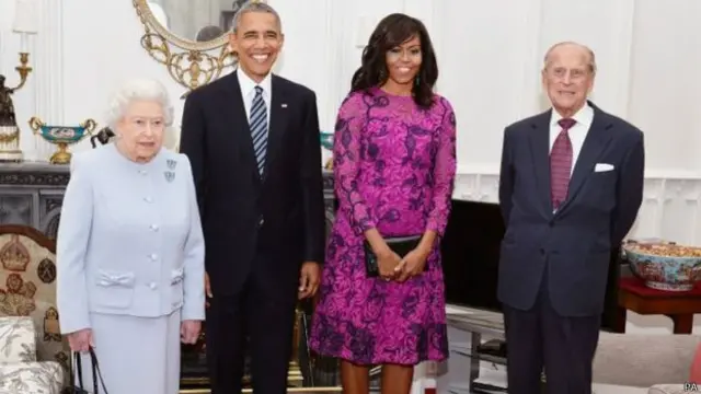 ملکہ الزبتھ اور ڈیوک آف ایڈنبرا کی براک اور مشعل اوباما کے ساتھ ایک تصویر۔