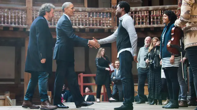 奧巴馬在倫敦莎士比亞環球劇場觀賞演出並與莎劇演員握手。