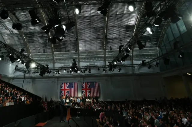 Внутри Линдли-холла