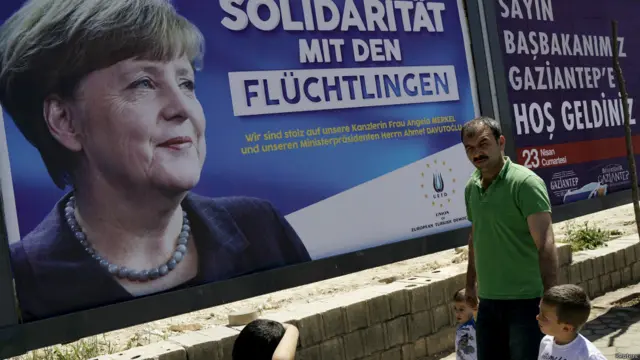 德国总理默克尔等欧洲领导人访问土耳其南部的一个叙利亚难民营，以期推动欧盟和土耳其达成的移民协议。