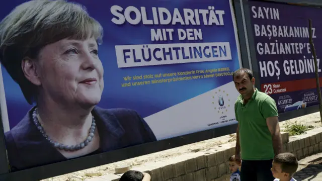 Плакаты с Меркель и Давутоглу