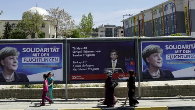 Плакаты с Меркель и Давутоглу