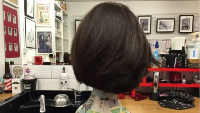 طبق سنت های دینی، چایا از روز ازدواج برای پوشاندن موهایش کلاه گیس پوشیده است