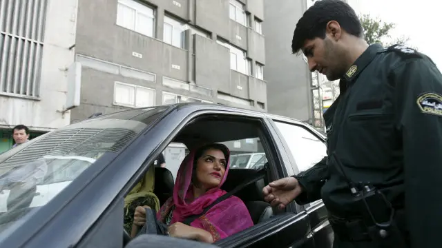 Un policía en un control ante una mujer