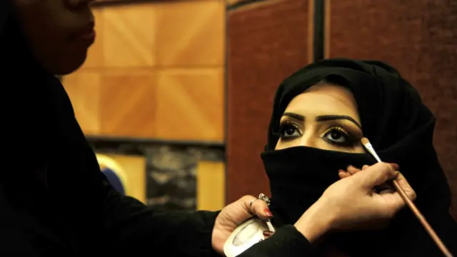 Una mujer se maquilla en Arabia Saudita