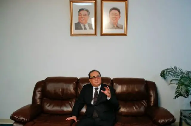 Bộ trưởng Ngoại giao Bắc Triều Tiên trả lời phỏng vấn dưới bức ảnh hai lãnh tụ của nước này