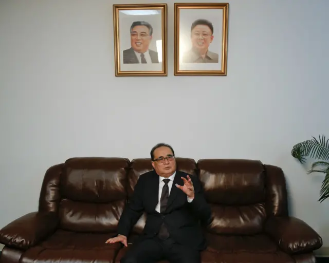 李洙墉在紐約朝鮮駐聯合國代表團辦事處接受美聯社採訪（23/4/2016）