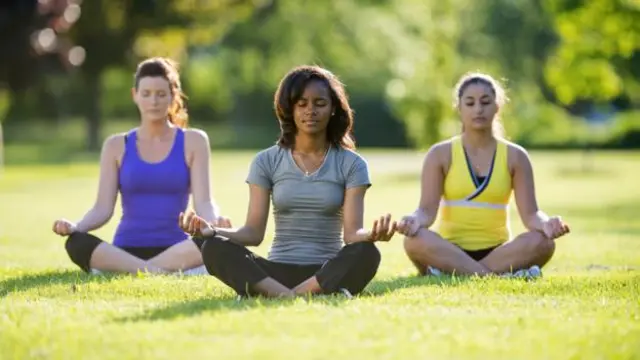 Phần lớn các lớp yoga dạy người ta thư giãn bằng sự an bình và yên tĩnh, nhưng sẽ thế nào nếu la hét và chửi đổng cũng có tác dụng tốt? (Ảnh: iStock)