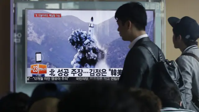 韓國首爾火車站乘客駐足收看朝鮮試射潛射導彈報道（24/4/2016）