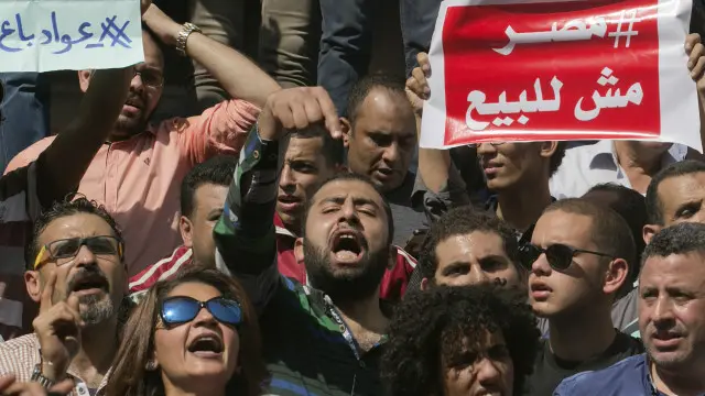 المحتجون يعتبرون اتفاق الحكومة المصرية بشأن جزيرتي تيران وصنافير مع السعودية تنازلا عن سيادة بلادهم.