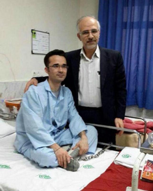 عکسی متعلق به چند ماه پیش از امید کوکبی و وکیل او در بیمارستان طالقانی 