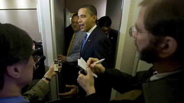 Obama y periodistas a bordo del Air Force One