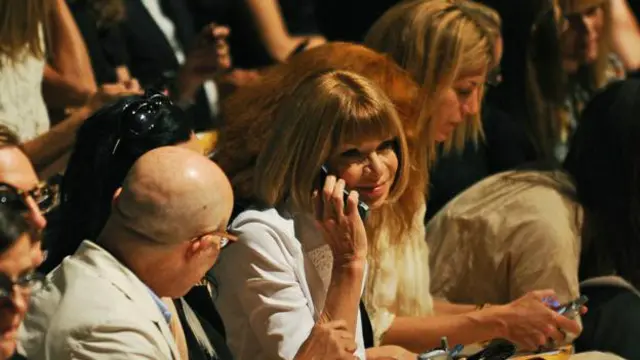 A editora-chefe da revista 'Vogue' americana, Anna Wintour, é vista com um velho e bom flip phone