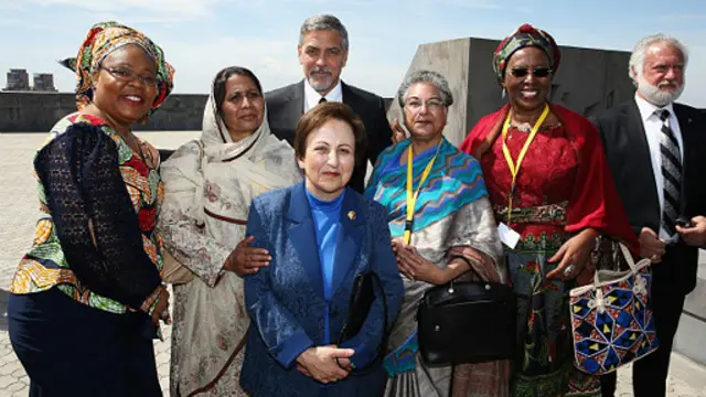 جرج کلونی و شیرین عبادی در جمع موسسان و سایر اعضای کمیته انتخاب جایزه آئورا