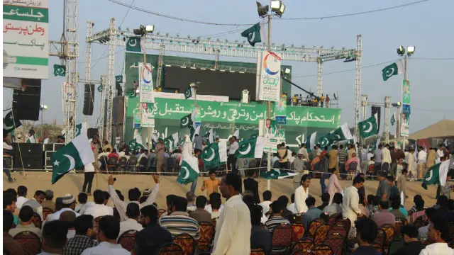 جلسے گاہ میں ہزاروں کی تعداد میں کرسیاں لگائی گئیں تھیں لیکن کسی بھی لمحے یہ مکمل طور پر نہیں بھر سکیں تھیں