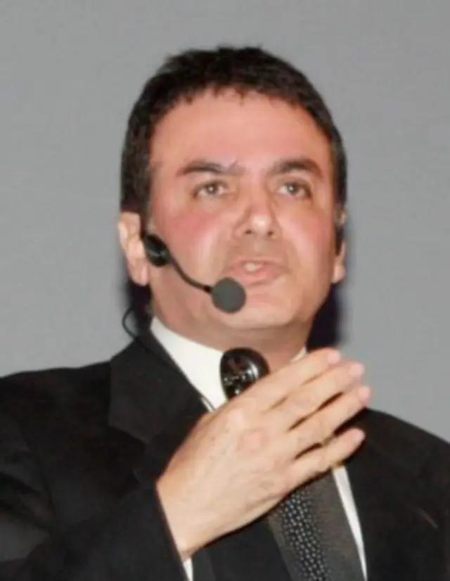 عکس از صفحه فیسبوک فیروز نادری