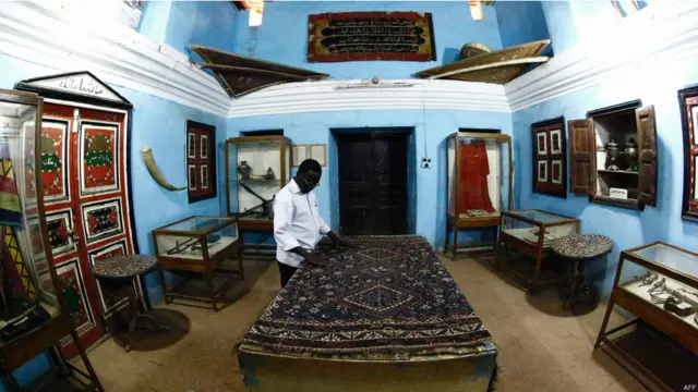 احدى قاعات القصر. يعاني القصر/ المتحف من الاهمال ويفقتر الى الوسائل الكفيلة بشرح الحقبة التي حكم فيها علي دينار دارفور.