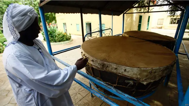 طبول في قصر السلطان علي دينار. ما زال احفاد السلطان يعيشون في الفاشر.