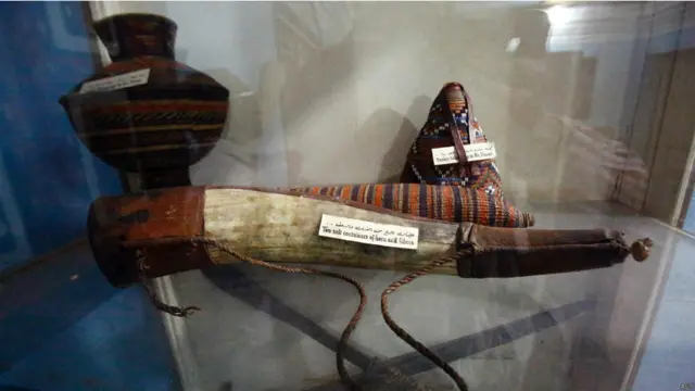 مقتنيات السلطان معروضة في القصر الذي حول الى متحف. كان علي دينار آخر سلاطين السلالة الكيراوية الذين حكموا دارفور حكما مطلقا.