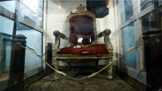 عرش السلطان علي دينار في قصره في الفاشر. حكم السلطان دارفور من عام 1891 الى عام 1916.