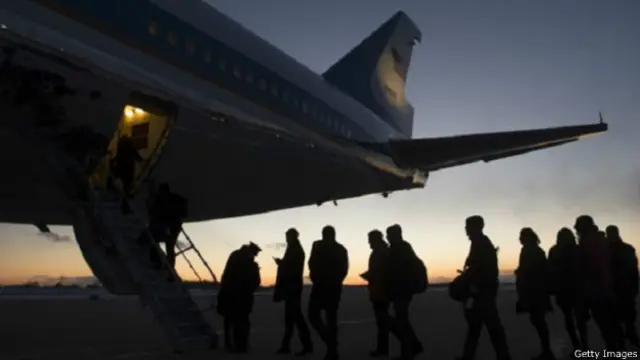 Reporter masuk ke pesawat