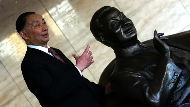 梅葆玖(左)在北京梅蘭芳大劇院為父親銅像揭幕(2007年)