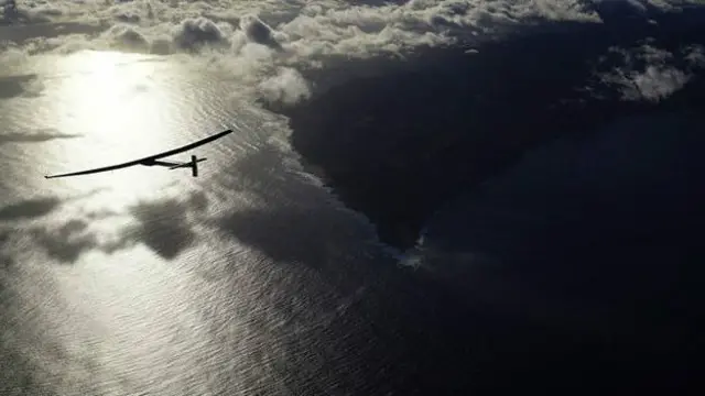 سولر امپلس کے پروں پر 17 ہزار سولر سیلز نصب ہیں اور توانائی ذخیرہ کرنے کے لیے لیتھیئم بیٹریاں نصب ہیں جن کی مدد سے یہ رات کو بھی سفر کر سکتا ہے