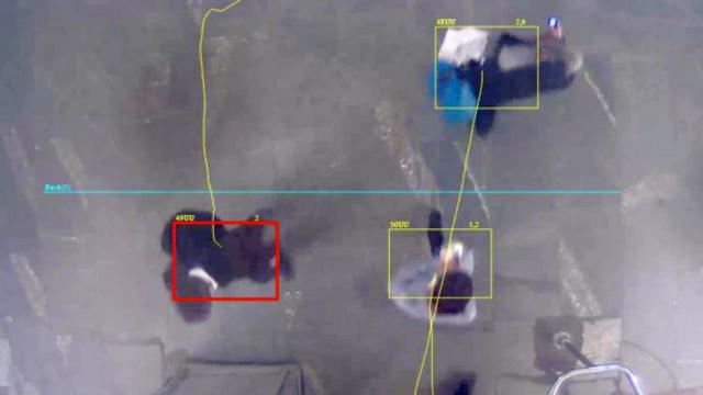 Красным отмечен пассажир, ведущий себя необычно: в данном случае он идет против потока