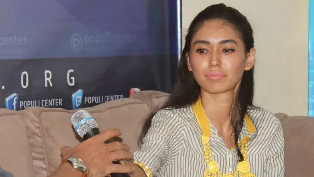 Peneliti Populi Center, Nona Evita, saat peluncuran hasil survei.