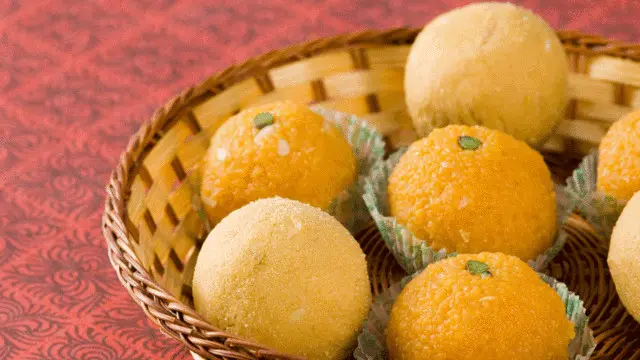 اس موسم میں مختلف قسم کے لڈو دوکانوں میں نظر آتے ہیں