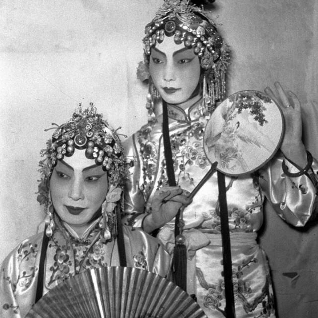 梅葆玖（右）與父親梅蘭芳（左）攝於上海演出《遊園驚夢》（新華社圖片15/1/1950）
