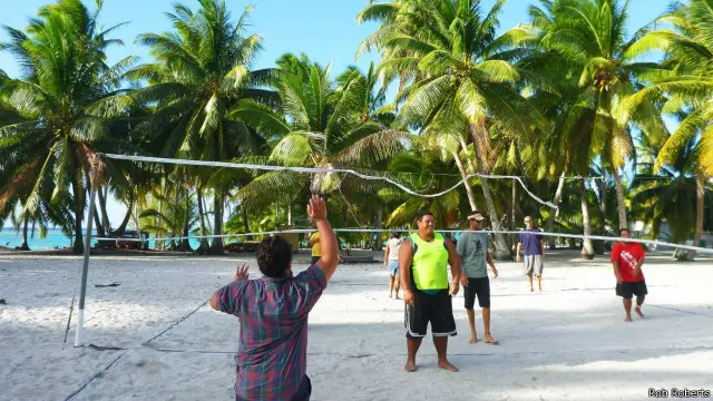 Setiap hari, para penduduk bertemu untuk bermain bola voli pada jam empat sore.